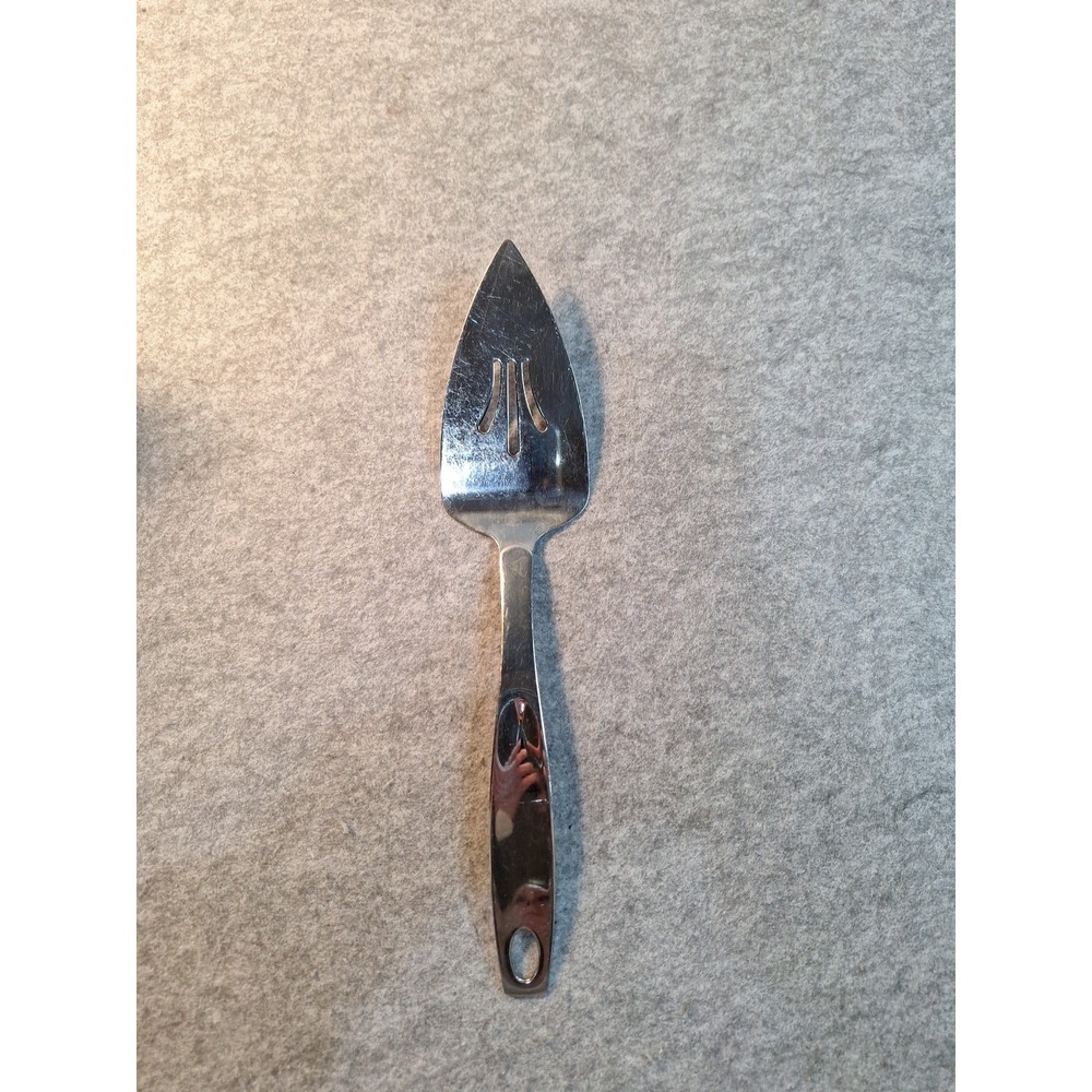 Oneida Stainless Steel 18/8 Flatware Pierced Pie Server notched handle to hang